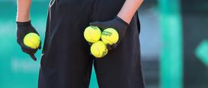 Immer mit allem zur Hand. Ballkinder mit ihrem Arbeitsgerät.