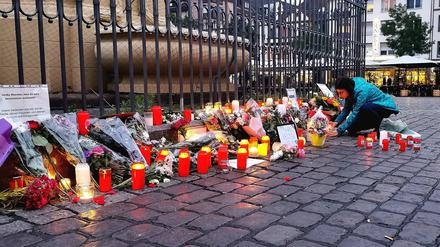 Nach dem Bekanntwerden vom Tod des Polizisten legen am Tatort am Marktplatz Passanten Blumen nieder und zünden Kerzen an. Der Polizist war hier von einem Mann mit einem Messer niedergestochen und lebensgefährlich verletzt worden.