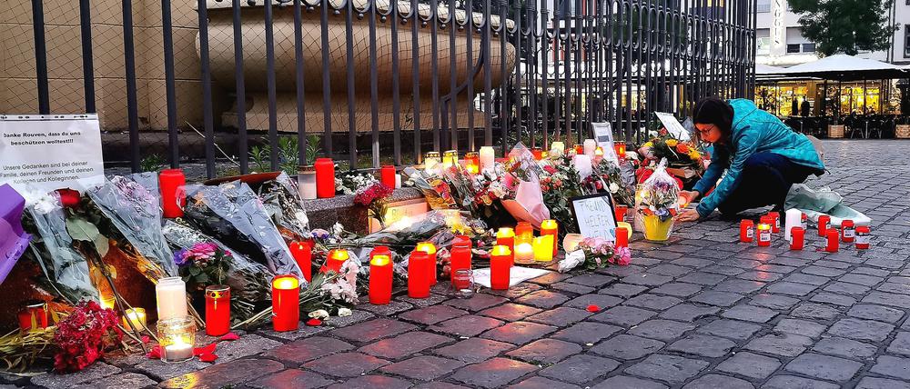 Nach dem Bekanntwerden vom Tod des Polizisten legen am Tatort am Marktplatz Passanten Blumen nieder und zünden Kerzen an. Der Polizist war hier von einem Mann mit einem Messer niedergestochen und lebensgefährlich verletzt worden.