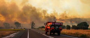 Feuerwehrleute arbeiten daran, ein Feuer in der Nähe von Kumköy auf der Halbinsel Gallipoli zu löschen.