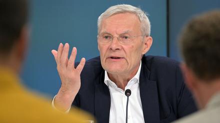 Brandenburgs Landeswahlleiter Herbert Trimbach erläutert die Ergebnisse der Kommunal- und Europawahl.