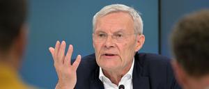 Brandenburgs Landeswahlleiter Herbert Trimbach erläutert die Ergebnisse der Kommunal- und Europawahl.