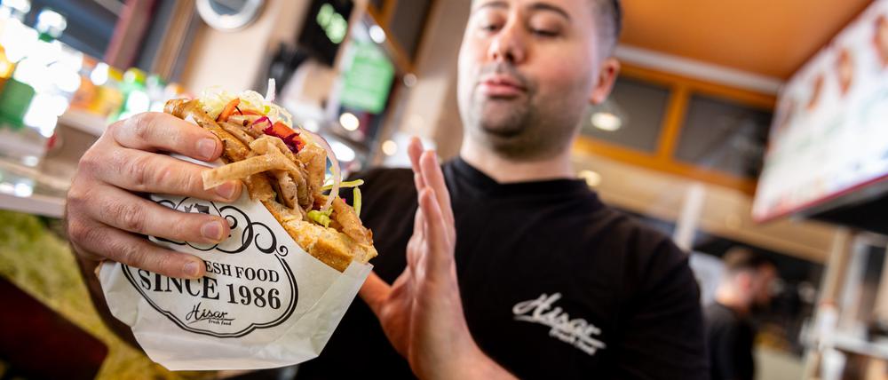 Ein Mitarbeiter des Döner-Imbisses «Hisar Fresh Food» bereitet einen Döner zu.
