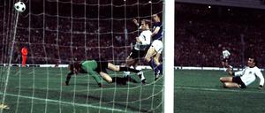 Und Sepp Maier krabbelt wie ein Maikäfer hinterher. Jürgen Sparwasser trifft zum 1:0 für die DDR.