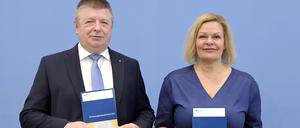 Verfassungsschutz-Chef Thomas Haldenwang und Bundesinnenministerin Nancy Faeser bei der Vorstellung des Verfassungsschutzberichts 2023.