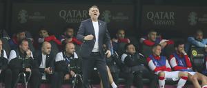 Georgien-Trainer Willy Sagnol an der Seitenlinie. 