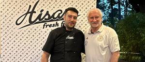 Deutschlands wohl bekanntester Dönermann, Arif Keles, mit dem DFB-Sportdirektor in Herzogenaurach.