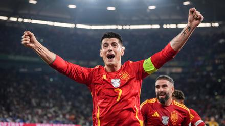 Der Stolz des Kapitäns. Alvaro Morata freut sich über den vorzeitigen Einzug seiner Mannschaft ins Achtelfinale der EM.