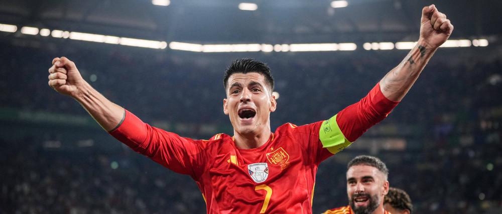 Der Stolz des Kapitäns. Alvaro Morata freut sich über den vorzeitigen Einzug seiner Mannschaft ins Achtelfinale der EM.
