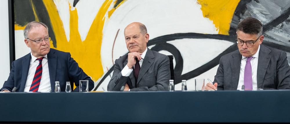 Auf dem Podium vereint, inhaltlich zerstritten. Der Kanzler (m.) und die Ministerpräsidenten von Niedersachsen und Hessen.