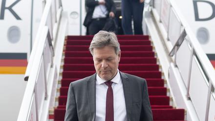 Robert Habeck (Bündnis 90/Die Grünen), Bundesminister für Wirtschaft und Klimaschutz, kommt während eines Besuchs in China am Flughafen Peking-Hauptstadt an.