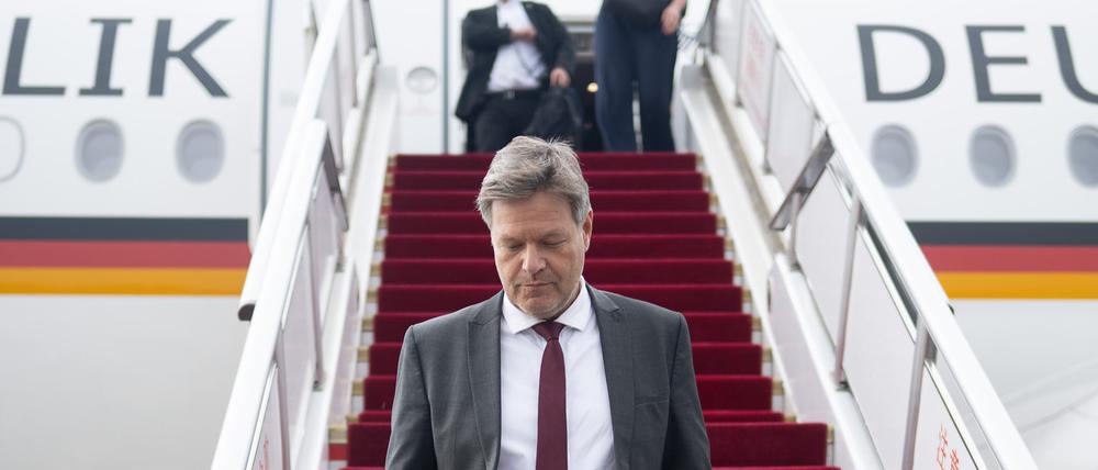 Robert Habeck (Bündnis 90/Die Grünen), Bundesminister für Wirtschaft und Klimaschutz, kommt während eines Besuchs in China am Flughafen Peking-Hauptstadt an.