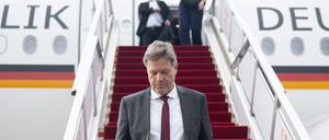 Robert Habeck (Bündnis 90/Die Grünen), Bundesminister für Wirtschaft und Klimaschutz, kommt während eines Besuchs in China am Flughafen Peking-Hauptstadt an.
