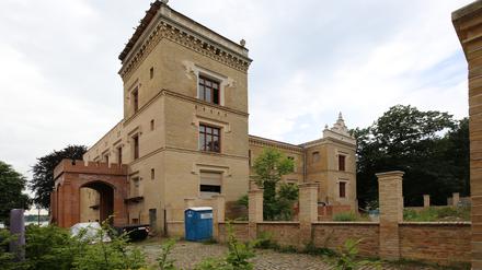 Die denkmalgeschützte Villa Tummeley befindet sich in der Berliner Straße, fast direkt am Tiefen See gelegen.