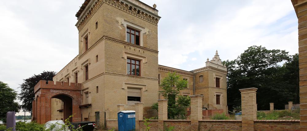 Die denkmalgeschützte Villa Tummeley befindet sich in der Berliner Straße, fast direkt am Tiefen See gelegen.