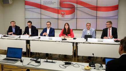 Daniel Keller (v. l.), SPD-Fraktionsvorsitzender, Benjamin Raschke, Vorsitzender der Fraktion Bündnis 90/ Die Grünen, Jan Redmann, Vorsitzender der CDU-Fraktion, Finanzministerin Katrin Lange (SPD), Oliver Hermann, Präsident des Städte- und Gemeindebundes Brandenburg, und Siegurd Heinze, Vorsitzender des Brandenburger Landkreistags, äußern sich bei einer Pressekonferenz zur Entscheidung des Landesverfassungsgerichts über die Klage der AfD-Landtagsfraktion gegen das «Brandenburg-Paket». 