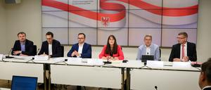 Daniel Keller (v. l.), SPD-Fraktionsvorsitzender, Benjamin Raschke, Vorsitzender der Fraktion Bündnis 90/ Die Grünen, Jan Redmann, Vorsitzender der CDU-Fraktion, Finanzministerin Katrin Lange (SPD), Oliver Hermann, Präsident des Städte- und Gemeindebundes Brandenburg, und Siegurd Heinze, Vorsitzender des Brandenburger Landkreistags, äußern sich bei einer Pressekonferenz zur Entscheidung des Landesverfassungsgerichts über die Klage der AfD-Landtagsfraktion gegen das «Brandenburg-Paket». 