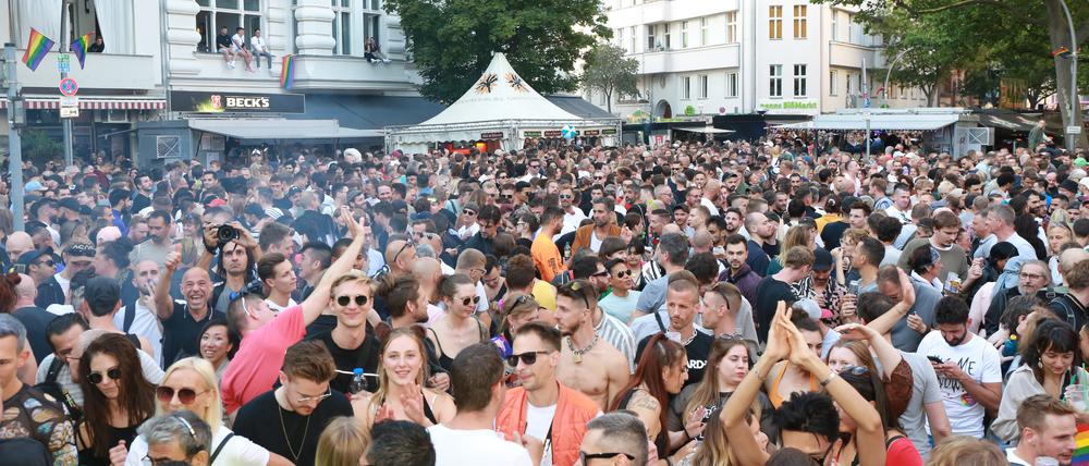 Zum Motzstraßenfest, dem lesbisch-schwulen Stadtfest rund um den Nollendorfplatz in Berlin-Schöneberg, kommen jedes Jahr Hunderttausende Besucherinnen und Besucher.