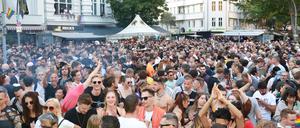 Zum Motzstraßenfest, dem lesbisch-schwulen Stadtfest rund um den Nollendorfplatz in Berlin-Schöneberg, kommen jedes Jahr Hunderttausende Besucherinnen und Besucher. 