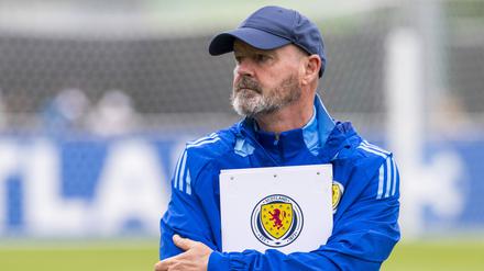 Schottlands Trainer Steve Clarke zeigt sich vor dem letzten Gruppenspiel nachdenklich. 