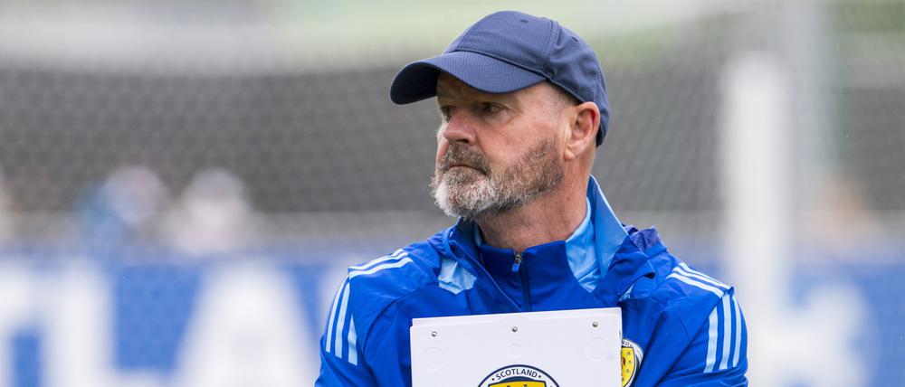 Schottlands Trainer Steve Clarke zeigt sich vor dem letzten Gruppenspiel nachdenklich.