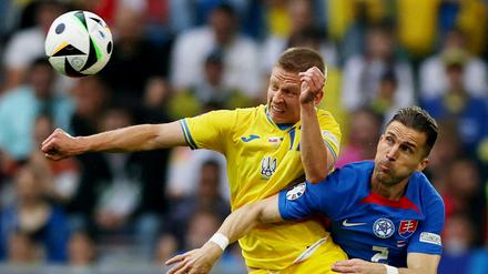 Peter Pekarik (rechts) im Duell mit dem ukrainischen Linksverteidiger Oleksandr Sintschenko vom FC Arsenal.