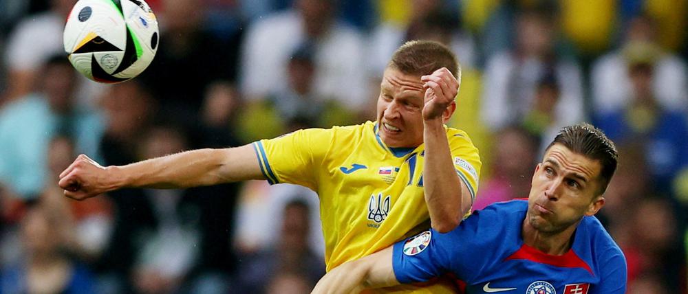 Peter Pekarik (rechts) im Duell mit dem ukrainischen Linksverteidiger Oleksandr Sintschenko vom FC Arsenal.