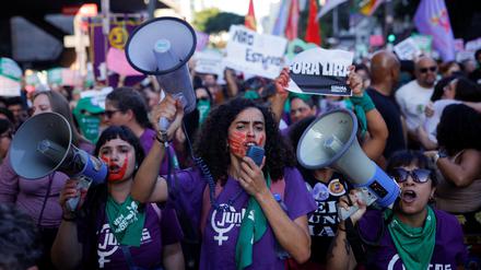 Frauen in Brasilien gehen gegen den neuen Gesetzesentwurf auf die Straße.