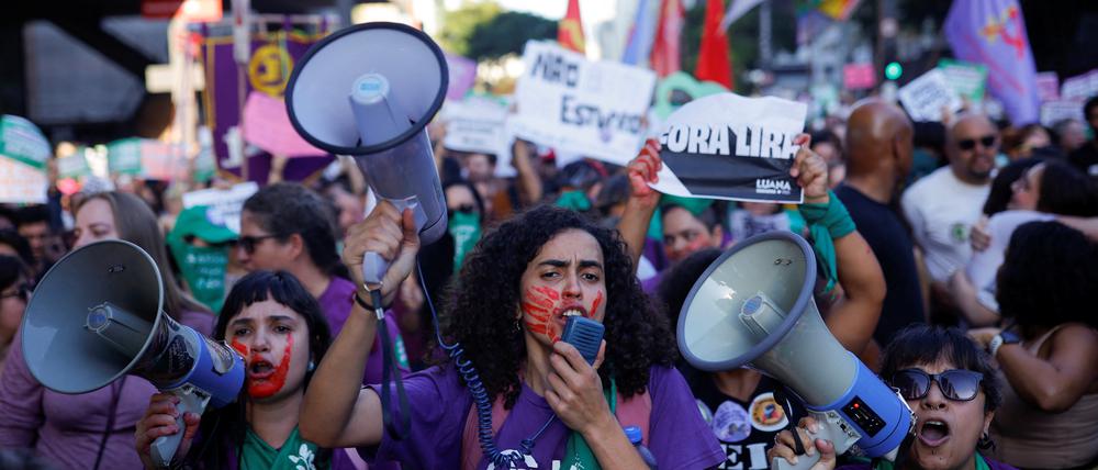 Frauen in Brasilien gehen gegen den neuen Gesetzesentwurf auf die Straße.