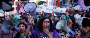 Frauen in Brasilien gehen gegen den neuen Gesetzesentwurf auf die Straße.