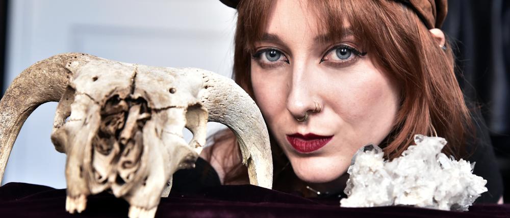 Lillian Lux, die eigentlich Katy Crutchfield heißt, in ihrer Wohnung in Berlin-Friedrichshain.