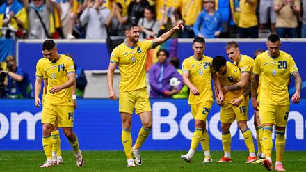 Roman Jaremtschuk (2vl) jubelt nach seinem Tor zum 2:1 für die Ukraine.