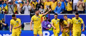 Roman Jaremtschuk (2vl) jubelt nach seinem Tor zum 2:1 für die Ukraine.