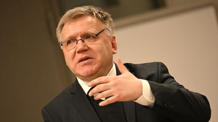 Stephan Bröchler, Berliner Landeswahlleiter, spricht bei einer Pressekonferenz.
