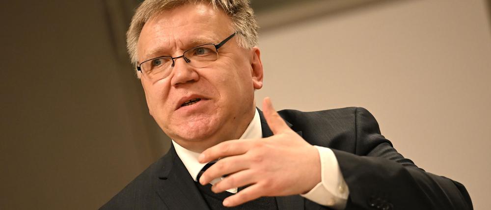Stephan Bröchler, Berliner Landeswahlleiter, spricht bei einer Pressekonferenz.