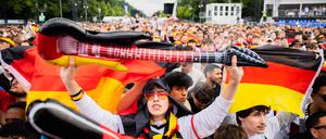 Sonnige Aussichten: Die Fanzone am Brandenburger Tor in Berlin zieht bei Deutschland-Spielen Zehntausende Besucher an.