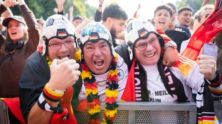 Deutschland-Fans bejubeln beim Public Viewing in der Fanzone am Brandenburger Tor einen Treffer der DFB-Elf.