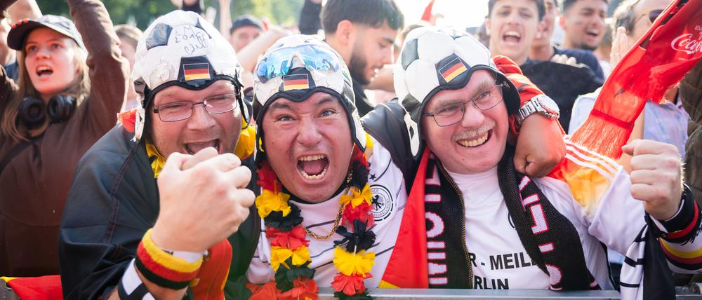 Deutschland-Fans bejubeln beim Public Viewing in der Fanzone am Brandenburger Tor einen Treffer der DFB-Elf.