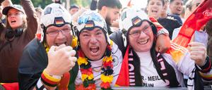 Deutschland-Fans bejubeln beim Public Viewing in der Fanzone am Brandenburger Tor einen Treffer der DFB-Elf.