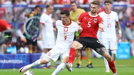 Auch mit Robert Lewandowski (li., gegen Stefan Posch) blieb Polen bei dieser EM ohne Punkte.  