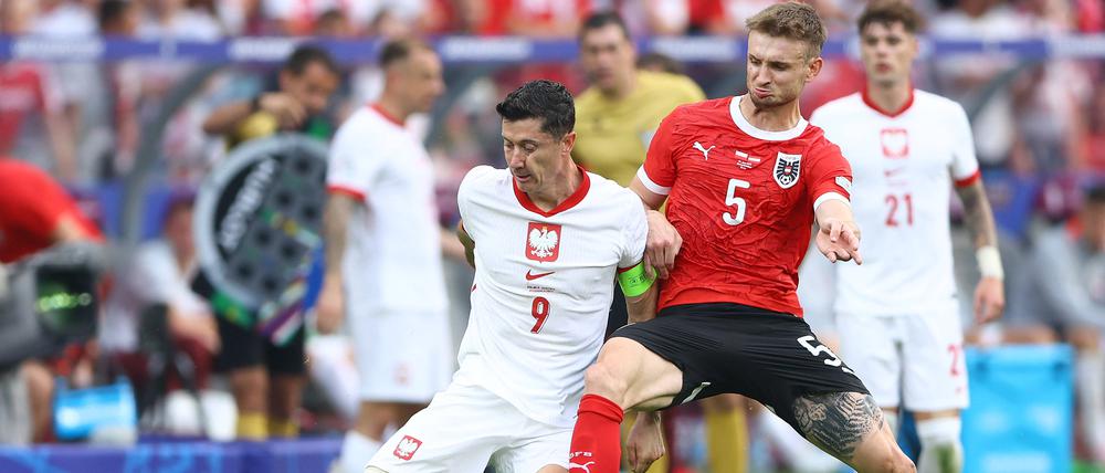 Auch mit Robert Lewandowski (li., gegen Stefan Posch) blieb Polen bei dieser EM ohne Punkte.