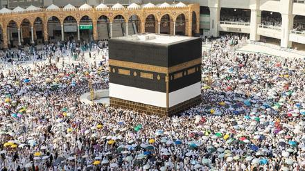 In Mekka versammeln sich Hunderttausende Menschen um die Kaaba, das heiligste Heiligtum des Islam.