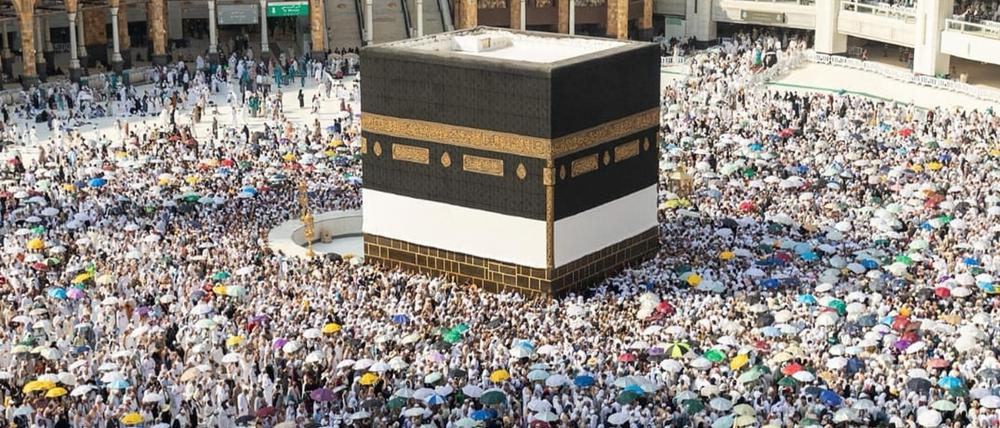 Muslimische Pilger umrunden die Kaaba, das heiligste Heiligtum des Islam, in der Großen Moschee während der Hadsch.
