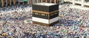 Muslimische Pilger umrunden die Kaaba, das heiligste Heiligtum des Islam, in der Großen Moschee während der Hadsch.