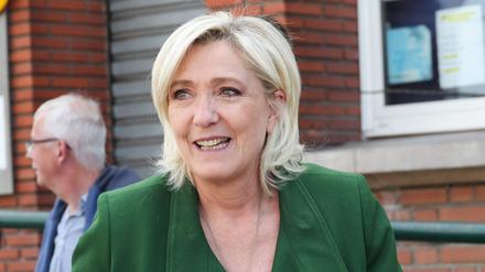 Marine Le Pen, Vorsitzende der französischen Partei Rassemblement National (RN), trifft sich am 21. Juni 2024 mit Anwohnern auf einem Markt im nordfranzösischen Courrieres vor den vorgezogenen Neuwahlen zur Nationalversammlung am 30. Juni und 7. Juli 2024. 