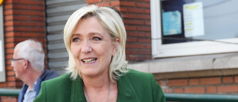 Marine Le Pen, Vorsitzende der französischen Partei Rassemblement National (RN), trifft sich am 21. Juni 2024 mit Anwohnern auf einem Markt im nordfranzösischen Courrieres vor den vorgezogenen Neuwahlen zur Nationalversammlung am 30. Juni und 7. Juli 2024.