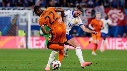 Dummfries im Zweikampf mit dem Franzosen Morris beim Spiel Niederlande gegen Frankreich.