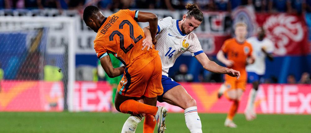 Dummfries im Zweikampf mit dem Franzosen Morris beim Spiel Niederlande gegen Frankreich.