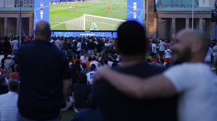 Besucher der Fanzone verfolgen ein Spiel beim Public Viewing am Brandenburger Tor.