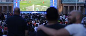 Besucher der Fanzone verfolgen ein Spiel beim Public Viewing am Brandenburger Tor.
